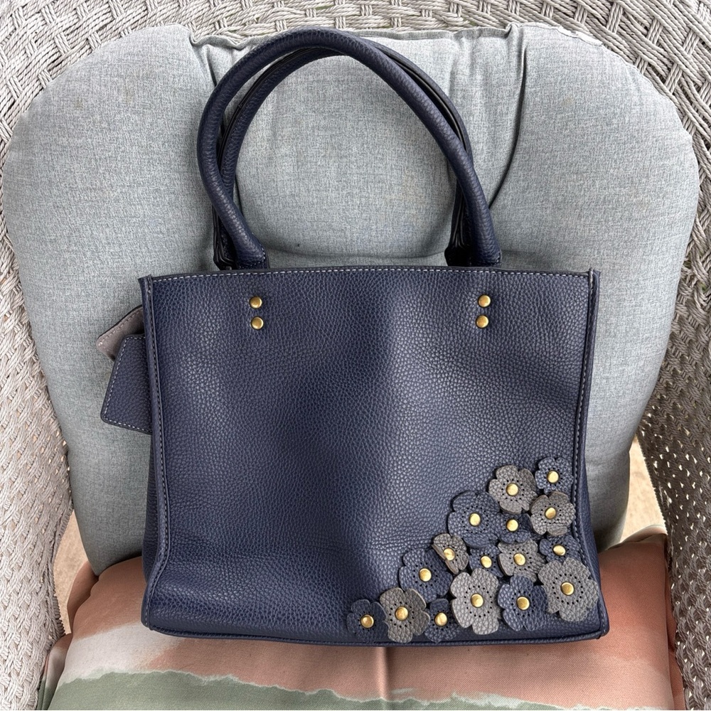 GH BASS & Co. Navy Blue Leather Purse w/crossbody strap 3D Flowers EUC, 12”x10”